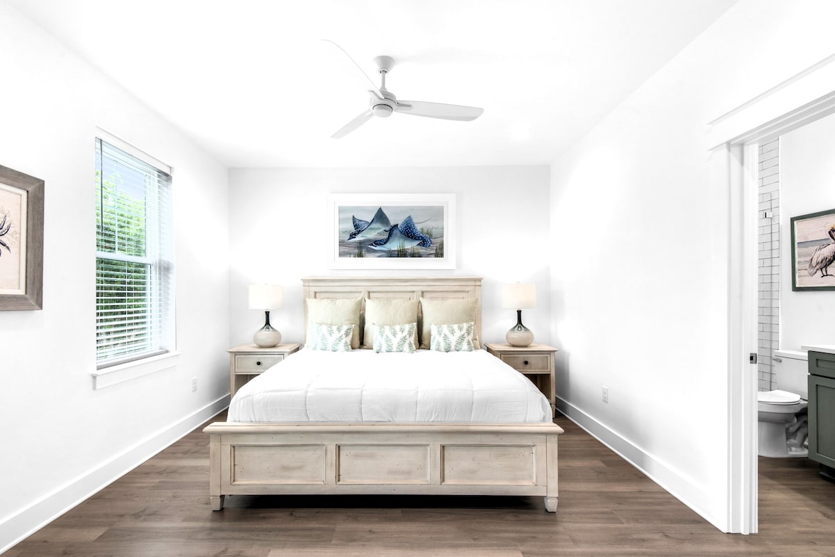 ห้องนอน 6 รูป 1 ห้องนอนชั้น 2   ห้องคิงสวีทพร้อมอ่างอาบน้ำส่วนตัวและทีวีขนาด 43 นิ้ว
