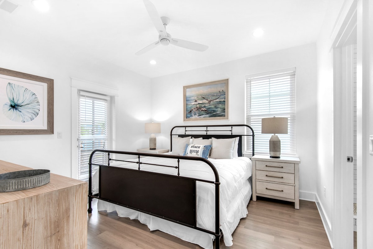 ห้องนอนที่ 4 รูปที่ 1 ชั้น 2  ห้องคิงสวีทพร้อมอ่างอาบน้ำส่วนตัวและทีวีขนาด 43 นิ้ว