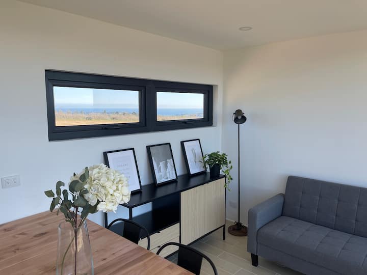 วิวทะเลผ่านหน้าต่างด้านหลังของห้องใต้หลังคา