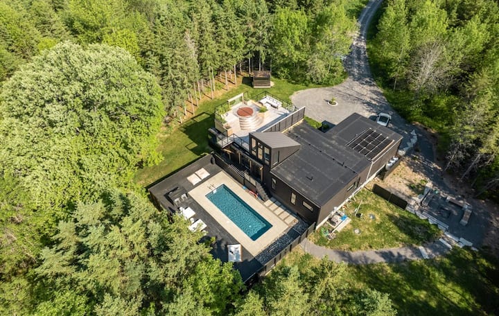 Welcome to Misfit Manor! w/ Pool & Hot Tub!