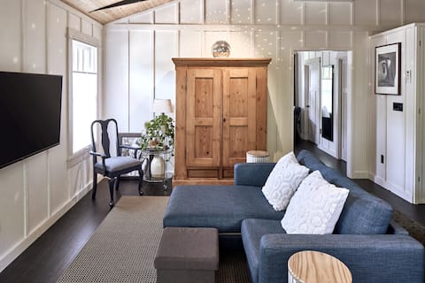 Popular Airbnb listing: Blue Gate Cottage in Wesley Heights