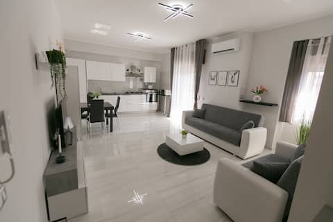 Popular Airbnb listing: [Crotone 5 Stelle] Free Parking, Netflix, WiFi in Crotone