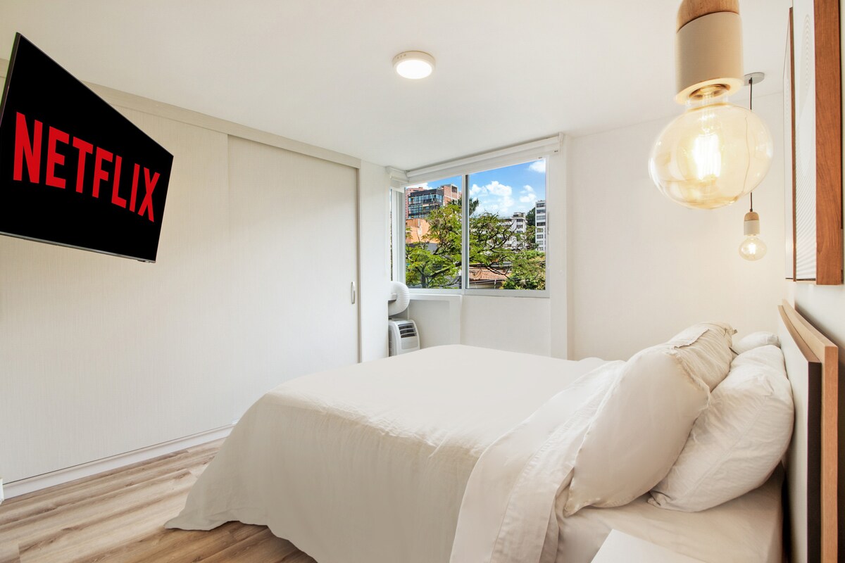 Krevat dopio shumë i rehatshëm. Dhoma e gjumit ka ajër të kondicionuar dhe një televizor inteligjent Samsung