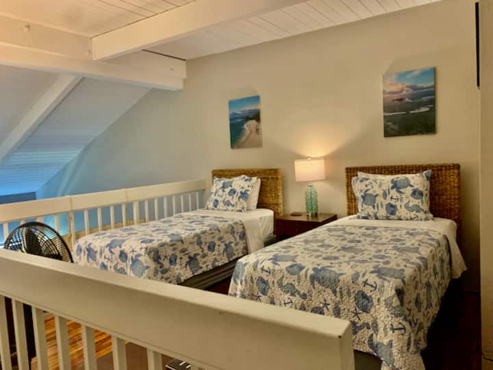 専用バスルーム/シャワー付きの2階ツインベッドルーム 