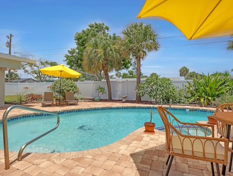 Pool home/ 5 minute walk to Beach entrance