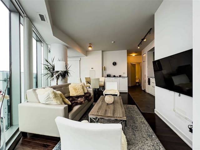 Luxury 2-Bdrm-Scotiabank Arena
