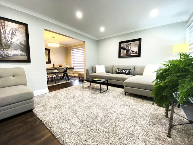 Modern Home in Lux Area Near Downtown w/Free Park gallery image 2