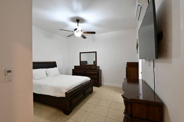 picha ya chumba cha kulala kilicho na godoro la ukubwa wa malkia.