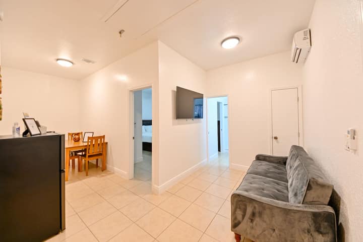 Sebule iliyo na kitanda cha sofa cha ukubwa kamili