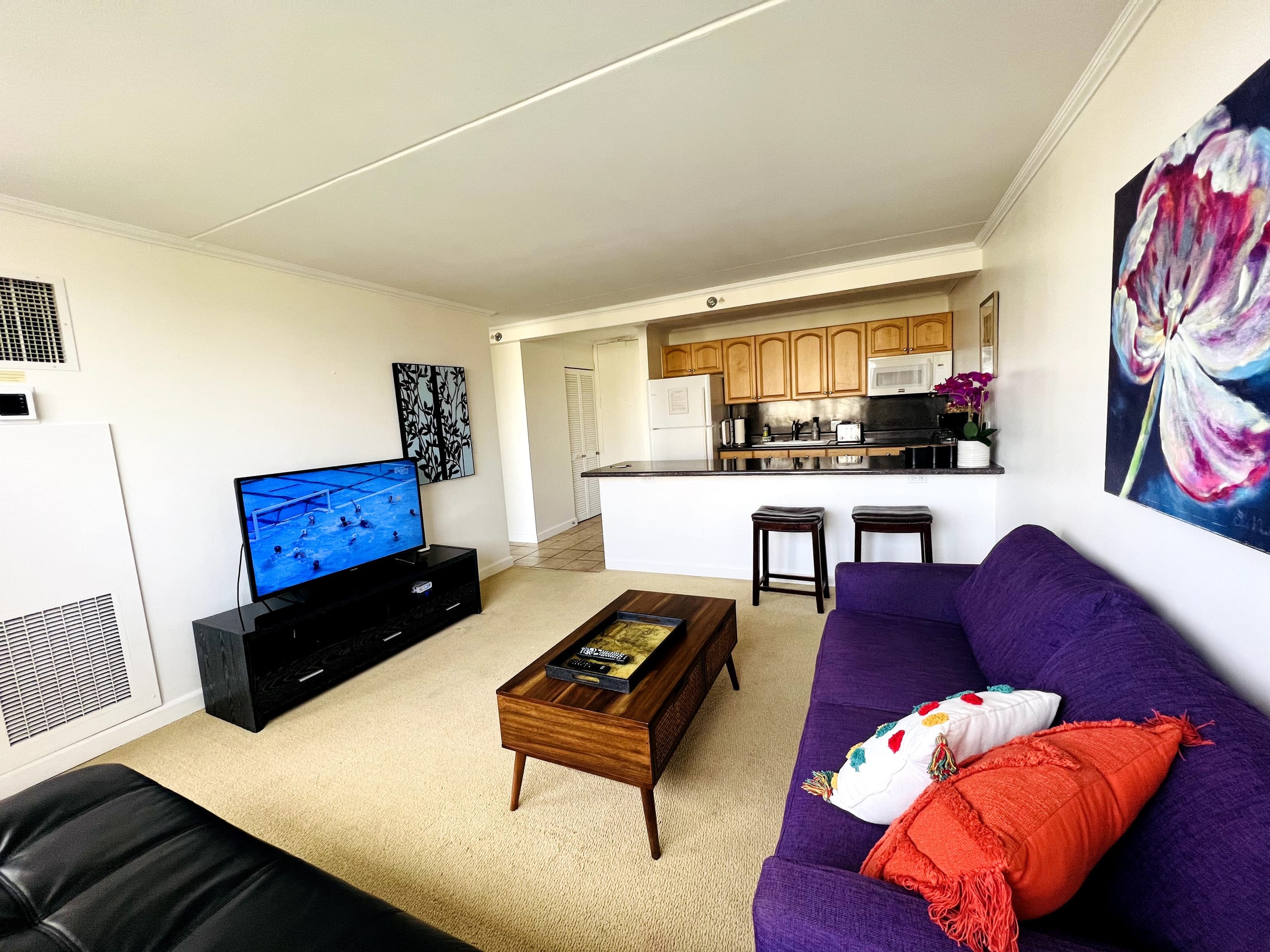 Quiet and comfy 1bd with pool & free parking - Image 10