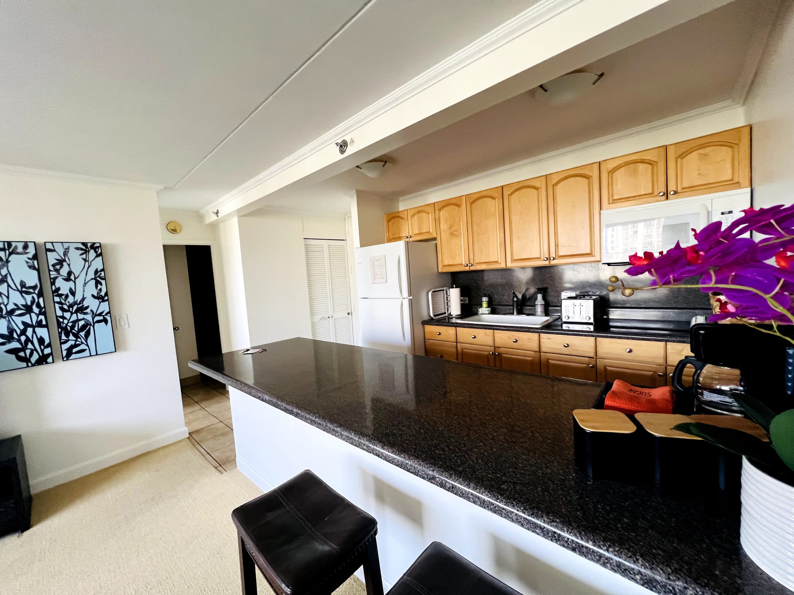 Quiet and comfy 1bd with pool & free parking - Image 11