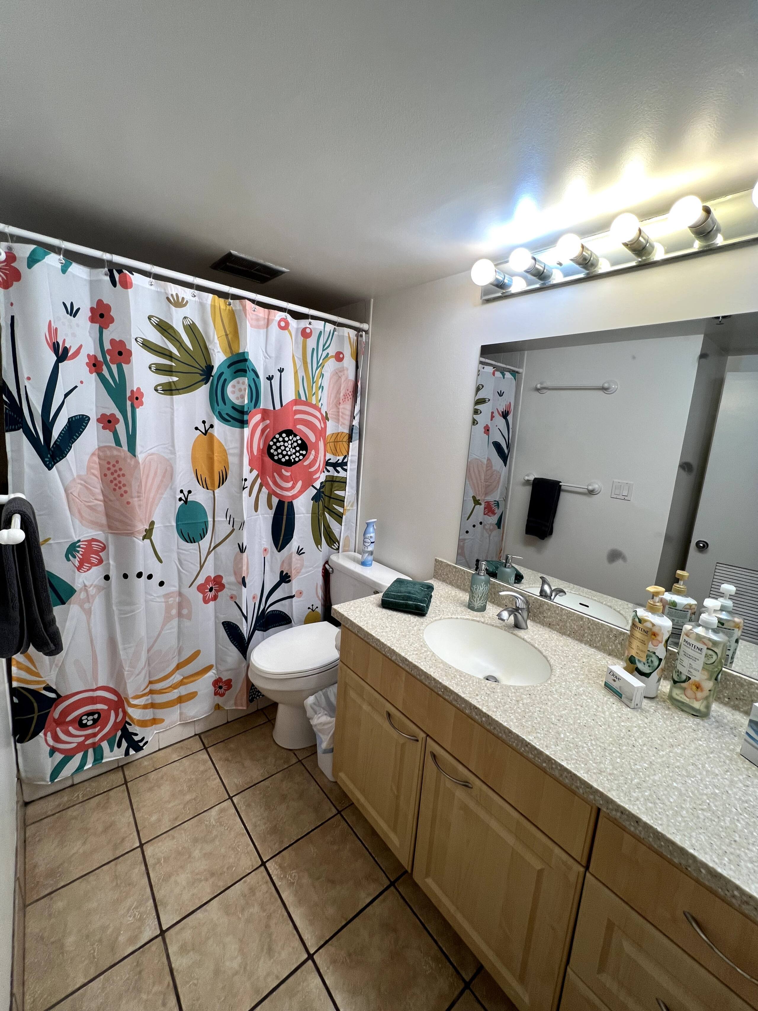 Quiet and comfy 1bd with pool & free parking - Image 13