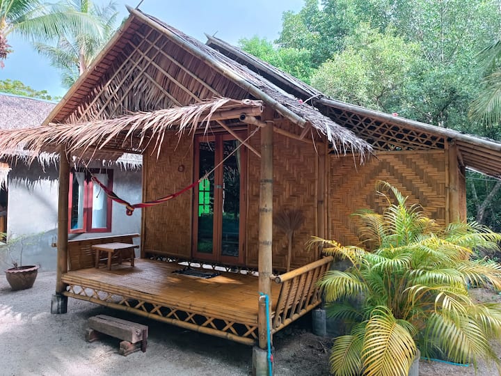 The Bananas Bungalow off the Beaten Track Hostel 3 Huts for Rent in