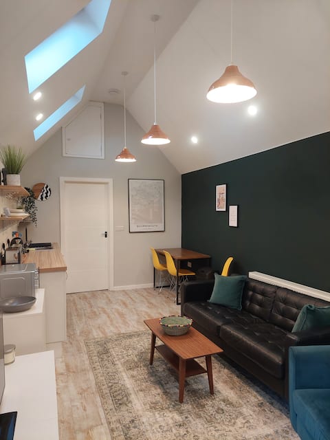 Successful Airbnb property: Garden studio 5 mins from beach, offstreet parking in Bournemouth