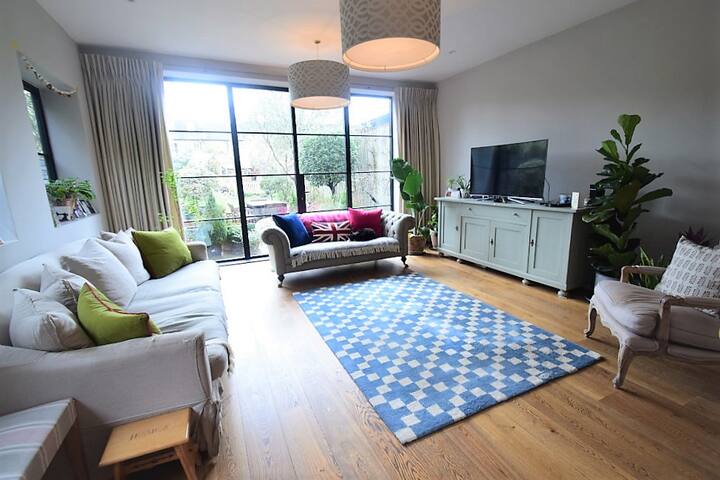 Southfields house near tennis