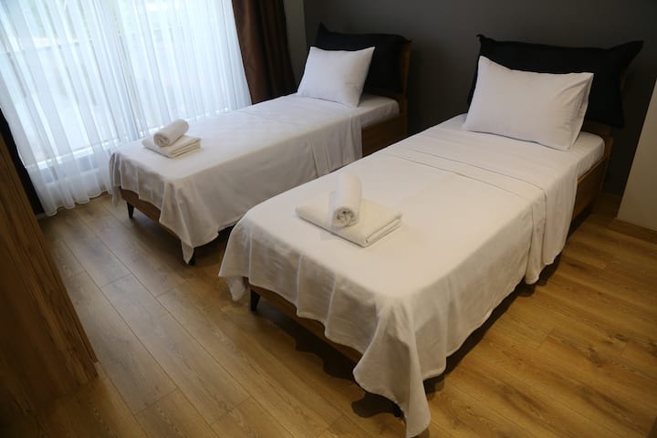 קומה שנייה, חדר מס '2 , מיטות נפרדות.