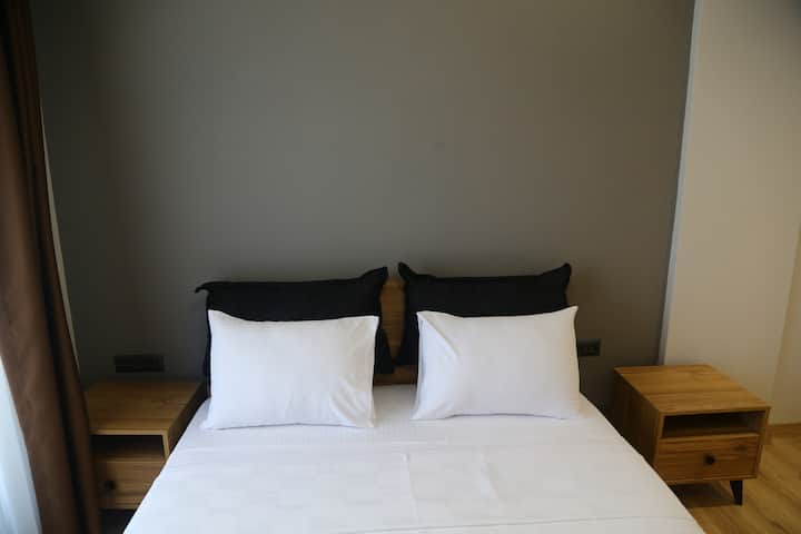 קומה שנייה, חדר מס '3 , מיטה זוגית אחת. 