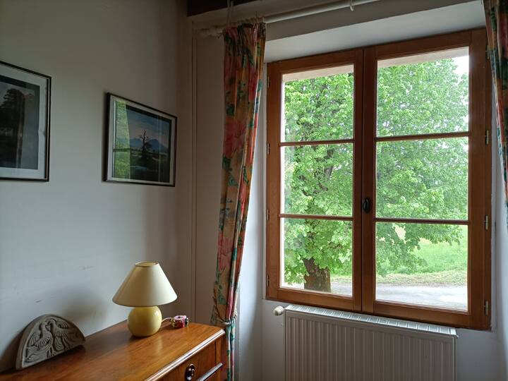 غرفة الأطفال: تتسع لنوم سريرين في أسرّة بطابقين 