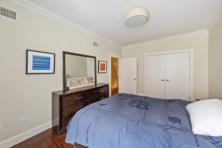 Još jedan pogled na spavaću sobu u kutu s velikim ormarom.