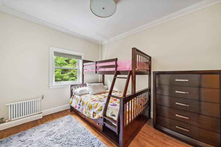 The Bunk Bed Bedroom, featuring a bunk bed with a double-bed below and a twin above. U sobi se nalazi i velika haljina i veliki ormar.