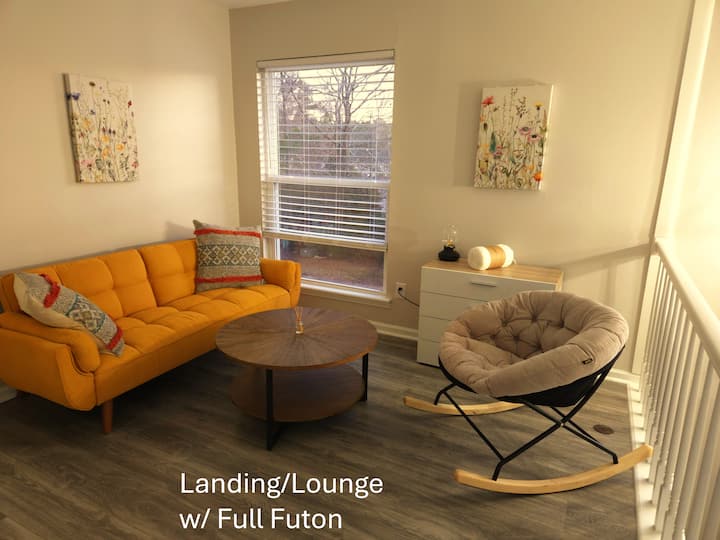 Eneo la ghorofa lenye futoni kamili, mashuka na mito kwenye kabati la kujipambia. Eneo zuri kwa usiku wa mchezo!