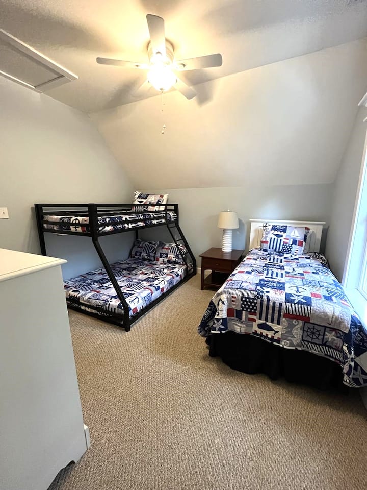 Cuarto dormitorio: el dormitorio infantil tiene capacidad para 4 personas con una litera doble y una cómoda cama doble.
