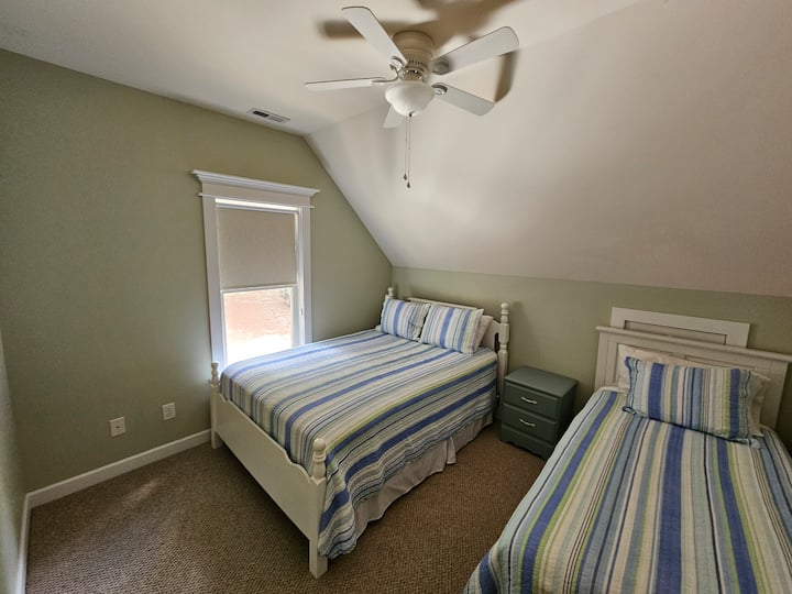 La habitación del tercer huésped tiene capacidad para 3 personas y cuenta con una cómoda cama tamaño queen y una cama doble para descansar después de un largo día.