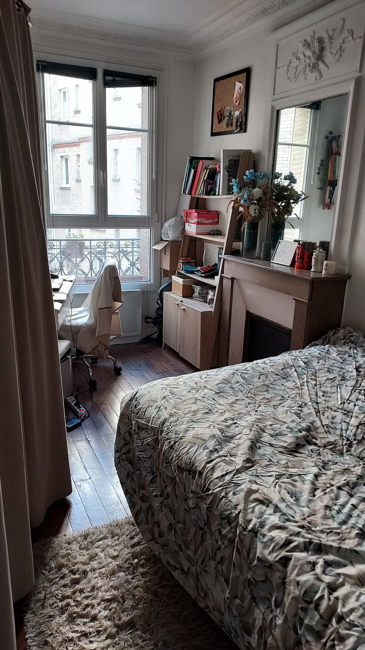 Habitación disponible (cama doble 140)
Escritorio a la izquierda 