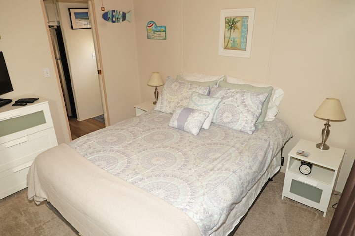 Dormitorio con cama tamaño queen
