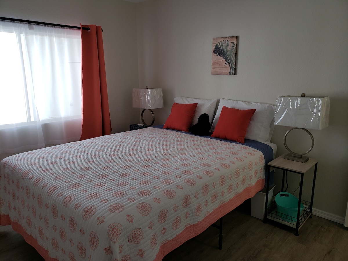 Kitanda cha wageni kina godoro jipya la malkia. Vituo vyote viwili vya usiku vina maduka 2 na plagi 2 za USB katika bandari.
Mapazia ya kuweka giza kwenye chumba.