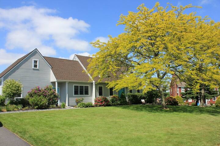 Beach House 1.5 miles to second beach w/pool! gallery image 2