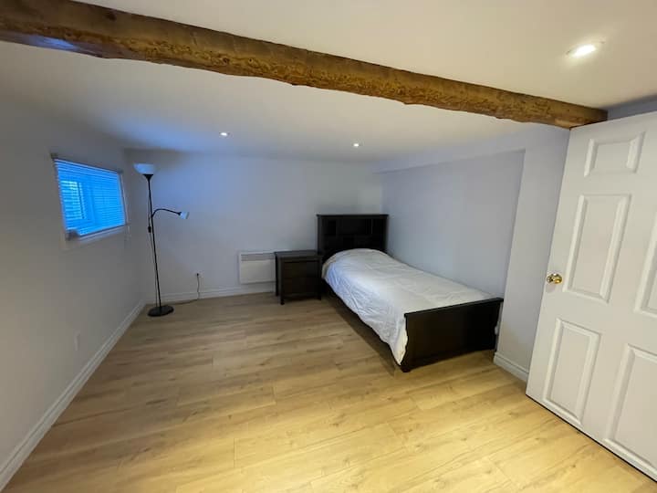 Habitación en el sótano con cama individual