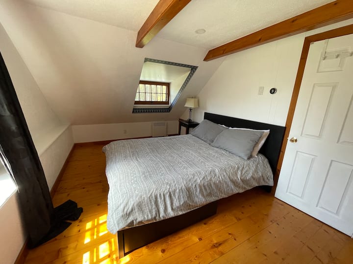 Habitación de arriba con cama de matrimonio