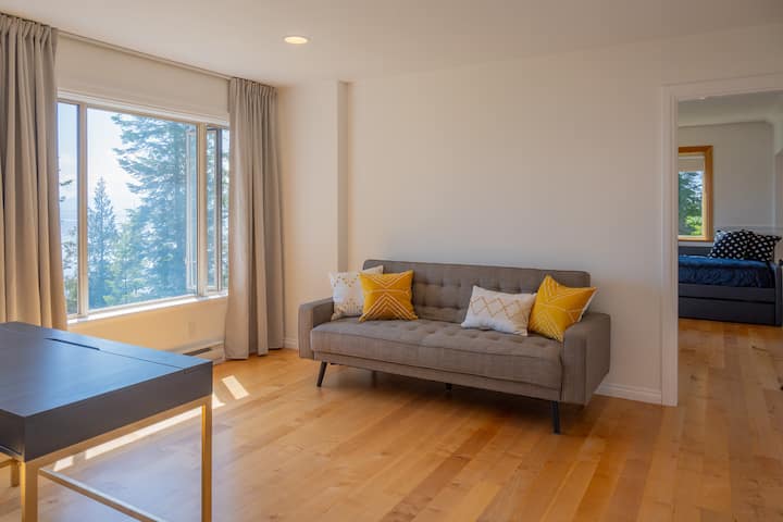 Моля, направете справка с плана на етажа в обявата! Тази стая е свързана с банята на горния етаж, както и към една от другите спални на горния етаж! 