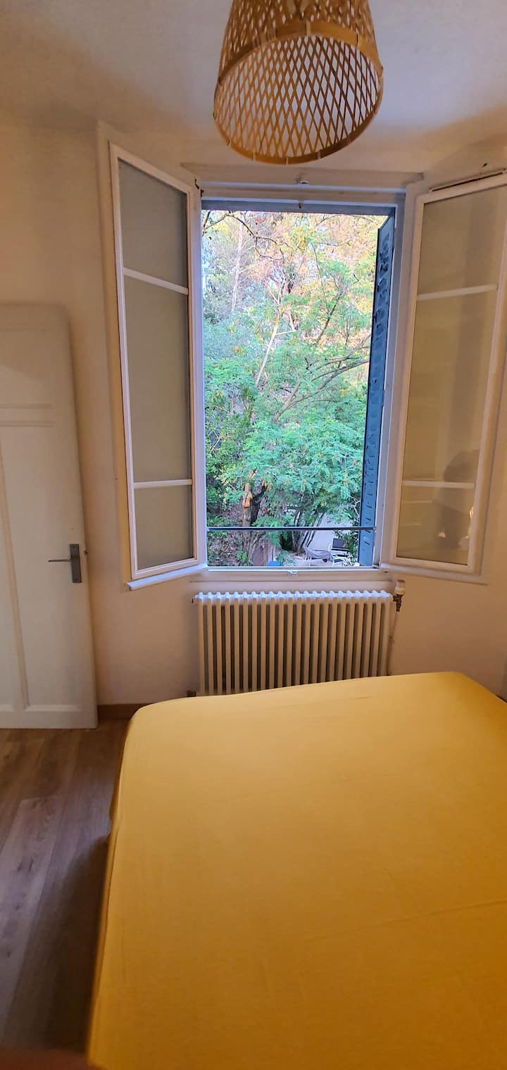 Dormitorio 2 - Ventana con vistas al jardín - Nada de roscas
