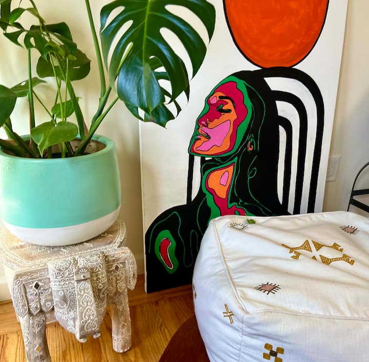 Umjetnik i poduzetnički dom, pun slika koje je izradio domaćin 