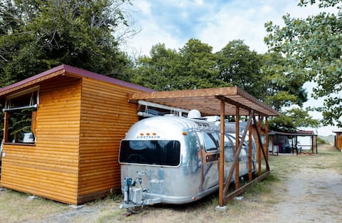 Luxury Vintage Airstream RV/Caravan Retro Charm