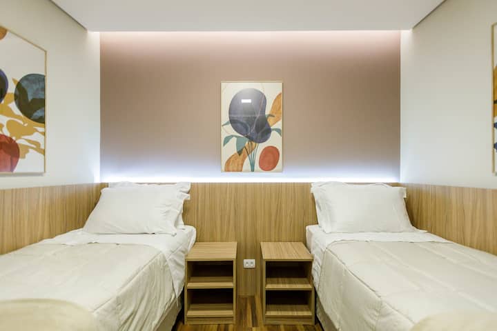 Samani zilizopangwa.
Vitanda 2 vya mtu mmoja.
Meza 2 kando ya kitanda.
Mito, mashuka (100% ya pamba), duvets na mablanketi ya kutupa. 
Magodoro mapya na yenye starehe.
Taa za moja kwa moja na zisizo za moja kwa moja.



