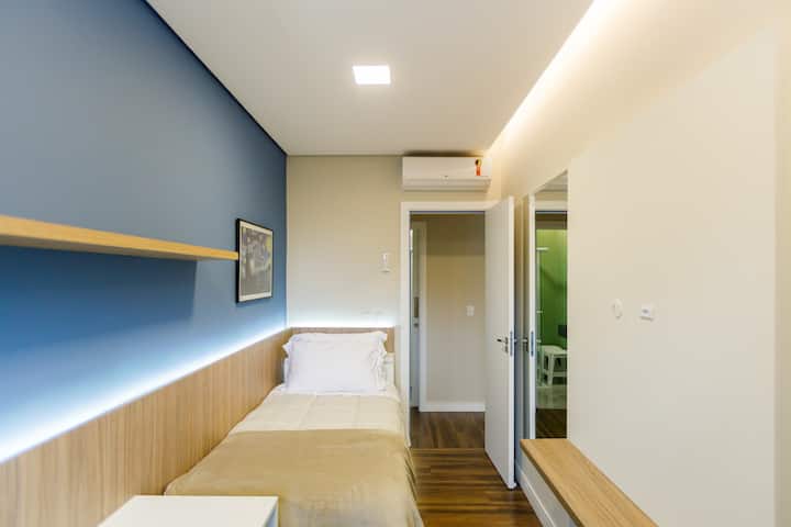 Samani zilizopangwa.
Kitanda 1 kimoja.
Mito, mashuka (pamba 100%), duvet na blanketi. 
Godoro jipya na lenye starehe.
Taa za moja kwa moja na zisizo za moja kwa moja.
Kioo.
Kiyoyozi

