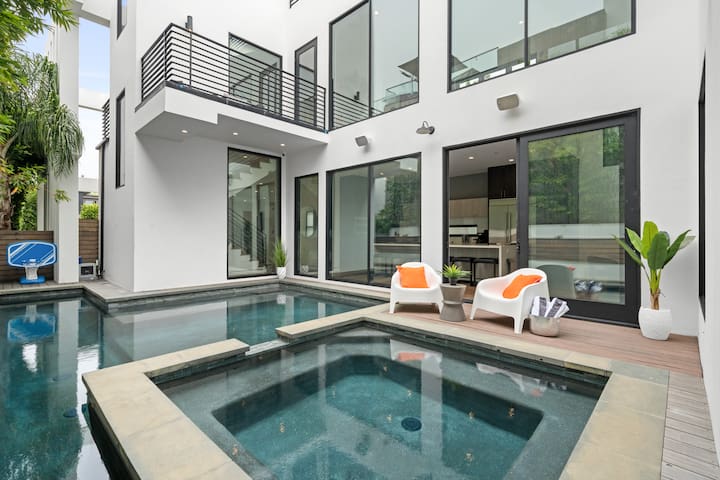 The Palms Pad – arcade, golf, sauna & gym!