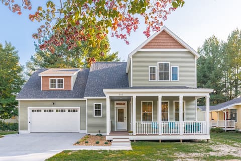 Spacious Home Near Lake Charlevoix and Downtown BC