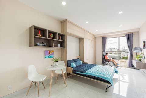 Private apartment with swimming pool, gym, 2.8km to airport
