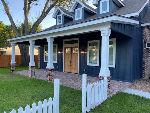 Four Bedroom Downtown Tomball Cottage