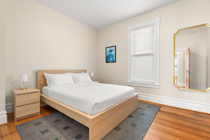 سرير بحجم كبير يشبه الفندق، مجهز بمرتبة كاسبر. 