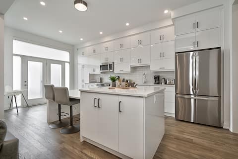 LuxuryHome-5 Bedroom-King Bed-PondView-403/407/QEW