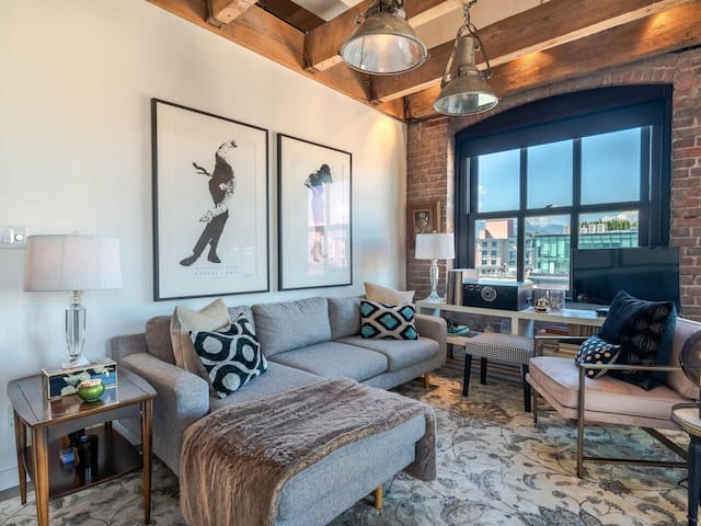 Gastown Artist’s Loft! 2 Bedroom, Chic & Spacious