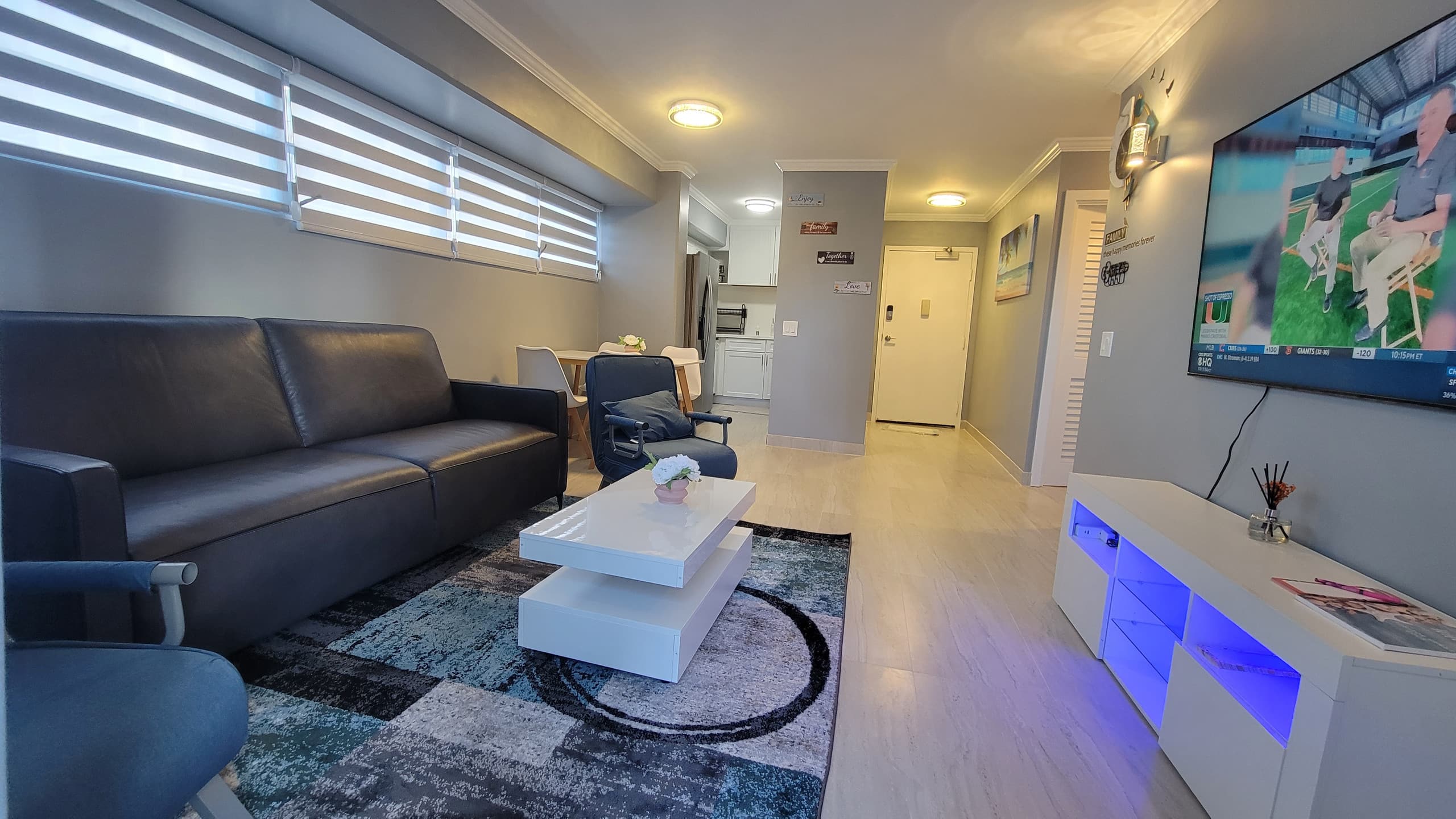 Condo in Honolulu · ★4.95 · 2 bedrooms · 6 beds · 2 baths - Image 4