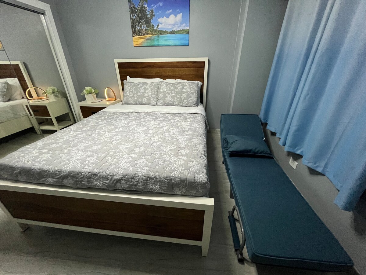 חדר שינה מס '1: מיטת קווין סייז, כיסא שינה אחד.