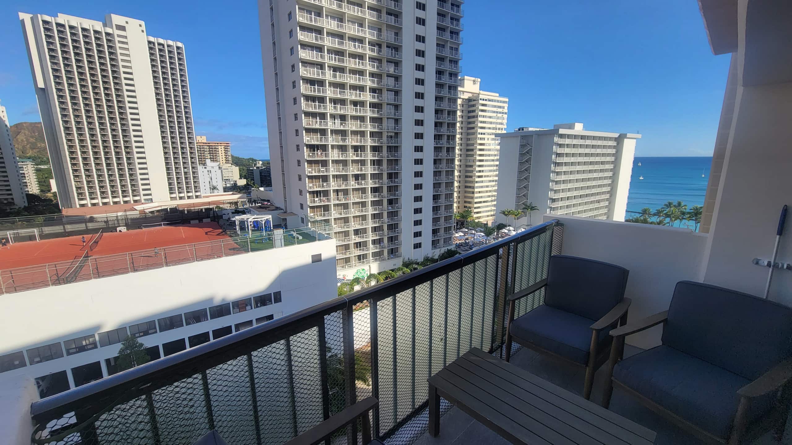 Condo in Honolulu · ★4.95 · 2 bedrooms · 6 beds · 2 baths - Image 37