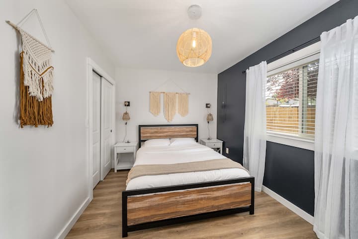 Beneden slaapkamer met queensize bed